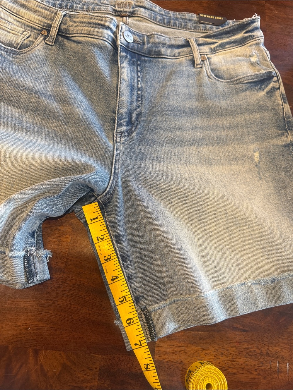 Kut From the Cloth Light Wash Denim Women’s Shorts 16W NWT - Picture 4 of 4
